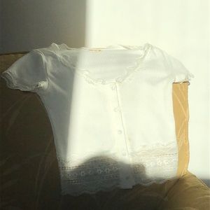 Slightly cropped slim fit lace top.